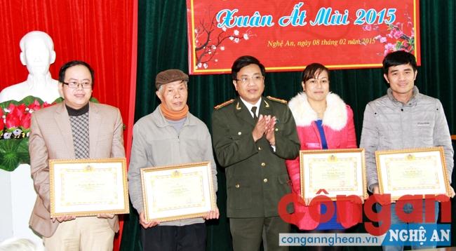 Đồng chí Đại tá Hồ Văn Tứ, Phó Giám đốc Công an tỉnh trao Giấy khen cho các CTV tiêu biểu tại Hội nghị gặp mặt CTV đầu Xuân 2015