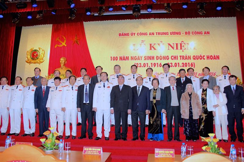Các đại biểu chụp ảnh lưu niệm