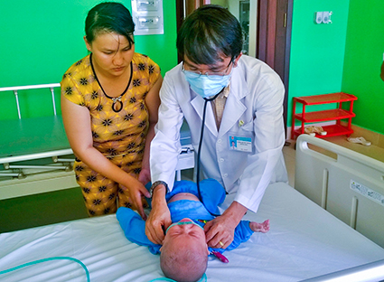 Bác sĩ khám cho bệnh nhi tại phòng cấp cứu khoa Nhi, Bệnh viện Bà Rịa.