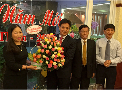 Đồng chí Nguyễn Thị Yến, Phó Bí thư Thường trực Tỉnh ủy tặng hoa và quà nhân dịp đến thăm và chúc Tết Khách sạn Grand. Ảnh: PHƯƠNG THẢO
