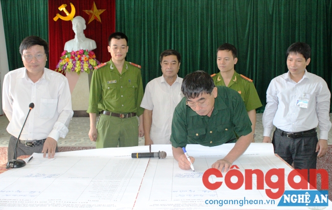 Đại diện các cơ quan, đơn vị phường Hưng Dũng, TP Vinh ký cam kết không sử dụng pháo nổ, thả đèn trời trong dịp Tết Nguyên đán 2016