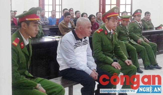 Bị cáo Phan Đình Tuấn (Tuấn lay) tại tòa