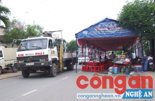 Rạp cưới lấn chiếm lòng đường tiềm ẩn nguy cơ tai nạn giao thông