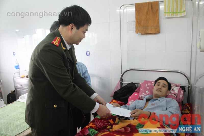 Trao tiền hỗ trợ cho đồng chí Lô Văn Tuân