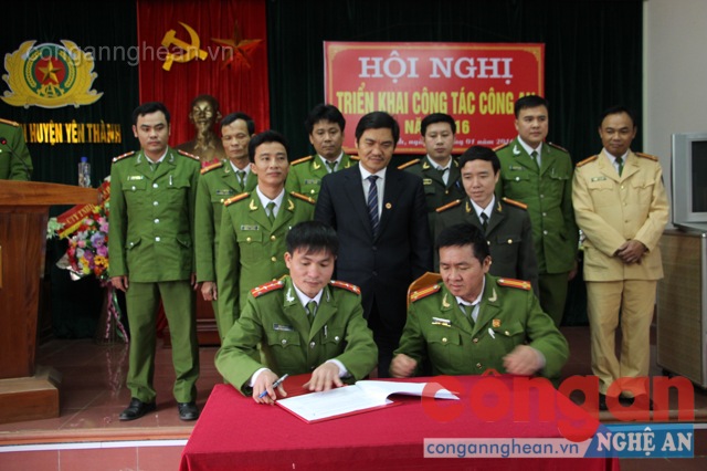 Đại biểu chứng kiến các đội nghiệp vụ ký kết giao ước thi đua năm 2016