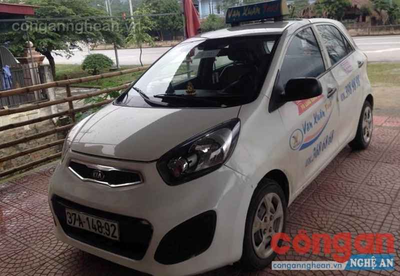Chiếc taxi thu giữ tại hiện trường