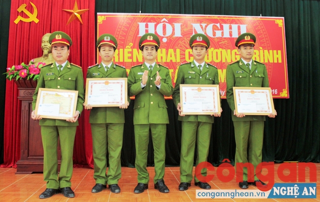 Tặng bằng khen của Bộ Công an cho cá nhân có thành tích xuất sắc