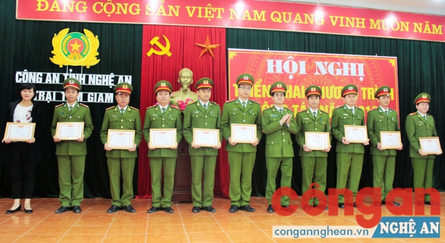 Tặng bằng khen chiến sỹ thi đua cơ sở