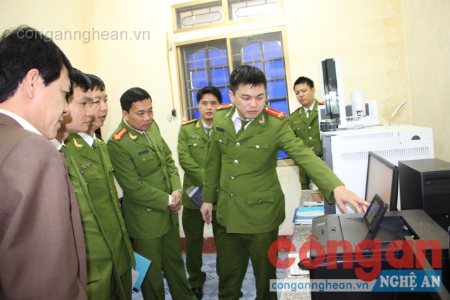 Đại biểu tham quan phòng máy sắc ký khí