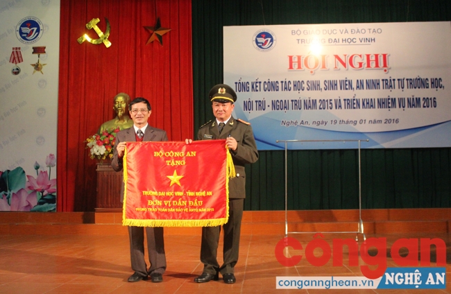 Trao Cờ thi đua và Bằng khen của Bộ Công an cho Trường ĐH Vinh vì có thành tích trong phong trào toàn dân bảo vệ ANTQ
