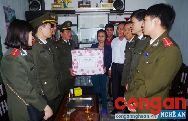 Lãnh đạo Thanh tra Công an tỉnh tặng quà cho gia đình chị Hằng