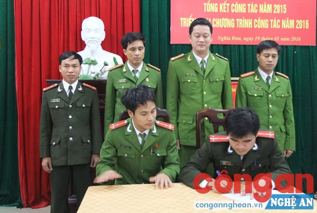 Đại biểu chứng kiến các đội nghiệp vụ ký giao ước thi đua năm 2016.