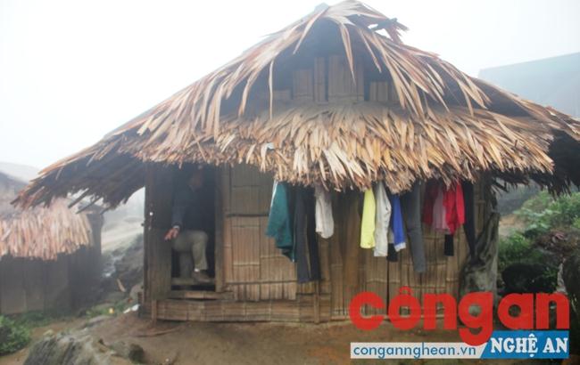 Những căn nhà tạm được các gia đình dựng lên cho con em ở trong thời gian đi học