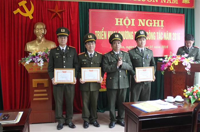 Trao danh hiệu “Chiến sĩ thi đua” cấp cơ sở năm 2015 cho 3 đồng chí