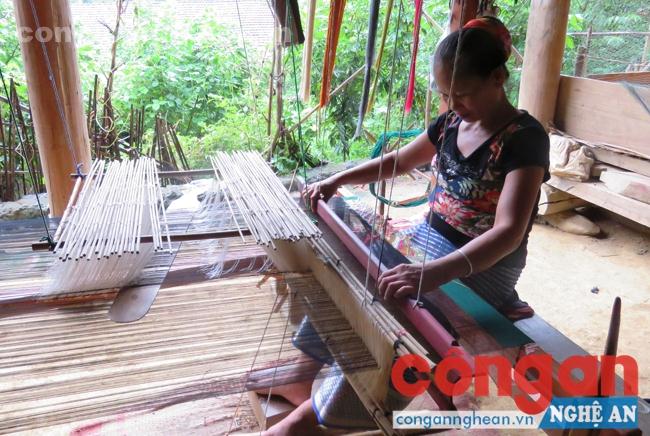  Phụ nữ bản Na với nghề dệt thổ cẩm truyền thống