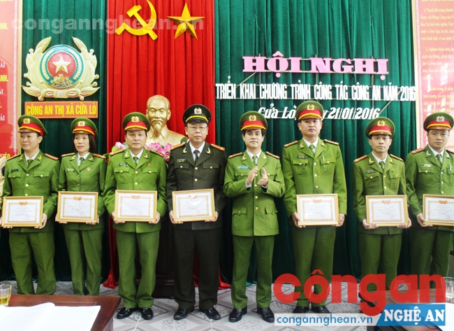 Đồng chí Thượng tá Nguyễn Đức Hải – Phó giám đốc Công an tỉnh trao thưởng cho các tập thể, cá nhân xuất sắc 