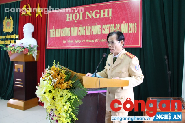 Thượng tá Bạch Hưng Dũng Phó Trưởng Phòng CSGT Đường bộ - Đường sắt trình bày, tóm tắt tình hình, kết quả công tác năm 2015.