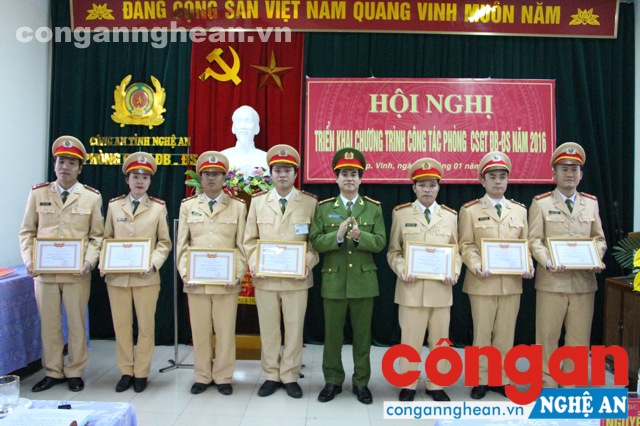 Thượng tá Nguyễn Đức Hải – Phó giám đốc Công an tỉnh tặng giấy khen cho tập thể, cá nhân có thành tích xuất sắc trong năm 2015.