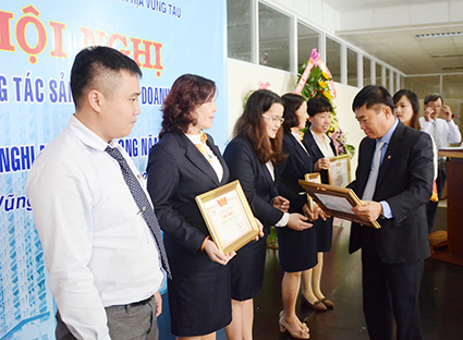 Ông Đoàn Hữu Thuận, Tổng Giám đốc Hodeco trao giấy khen cho cán bộ, công nhân viên có thành tích xuất sắc trong thực hiện nhiệm vụ năm 2015.