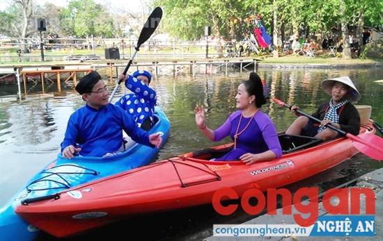 NSND Phạm Tiến Dũng trong một lần đưa dân ca ví, dặm đến với công chúng ở nước ngoài
