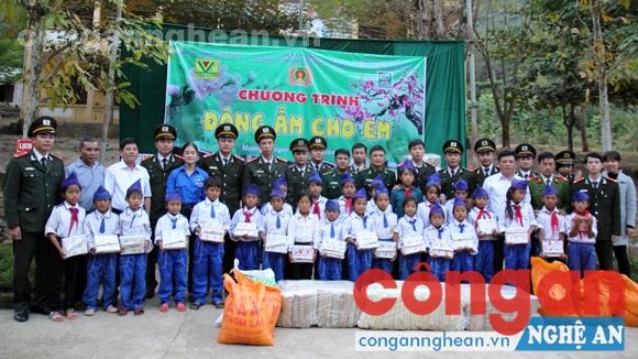 Trao quà cho học sinh Trường Tiểu học xã Mường Ải, huyện Kỳ Sơn