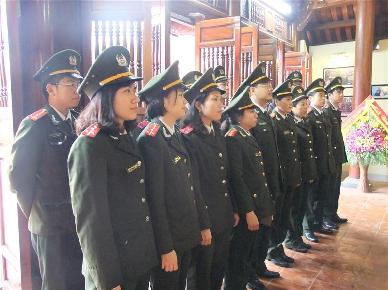 Dâng hoa, dâng hương tại Nhà tưởng niệm Cố Bộ trưởng Trần Quốc Hoàn