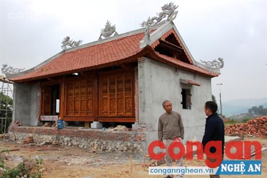  Ông Trần Trung, tộc trưởng dòng họ Trần Minh trao đổi với Trưởng Công an xã Sơn Thành về công tác đảm bảo ANTT