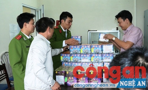 Các lực lượng chức năng tiến hành giám định số pháo bị thu giữ