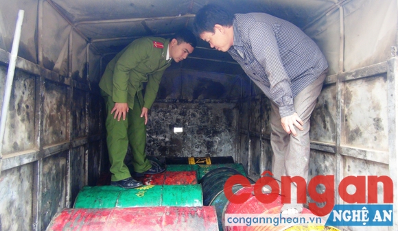 Cảnh sát Môi trường kiểm tra số dầu ăn đã qua sử dụng trong vụ việc