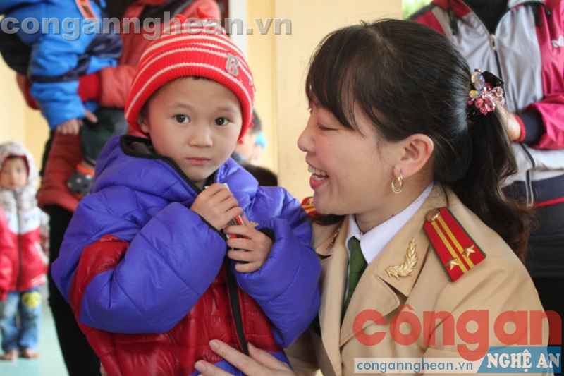 Nhiều em học sinh ở miền Tây xứ Nghệ ấm áp hơn trong mùa đông giá lạnh nhờ lòng hảo tâm của cộng đồng