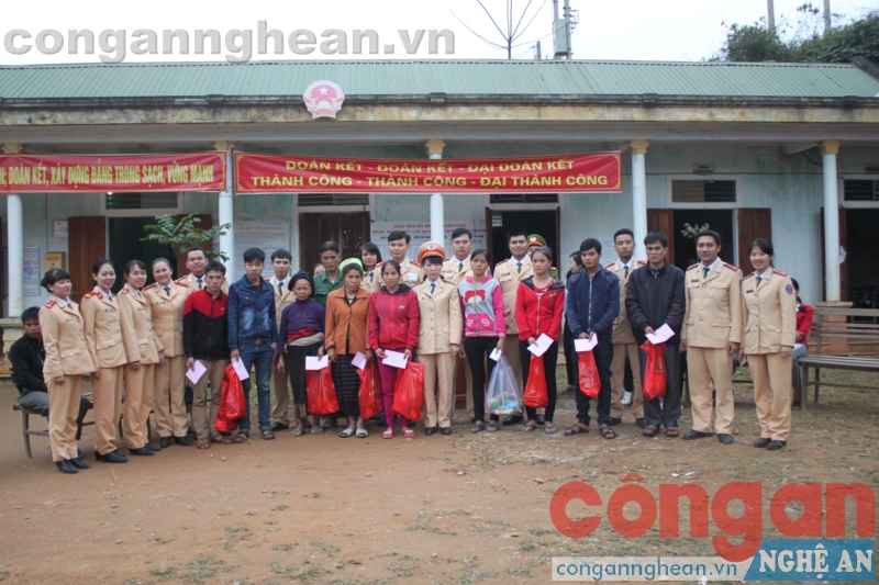 Phòng CSGT ĐBĐS Công an Nghệ An tặng quà Tết cho đồng bào