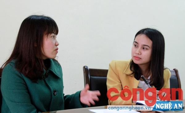 Tiến sĩ tâm lý Lê Thục Anh trao đổi với phóng viên