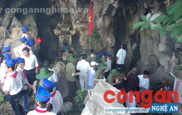 Đông đảo người dân và học sinh đến với hang Hỏa Tiễn
