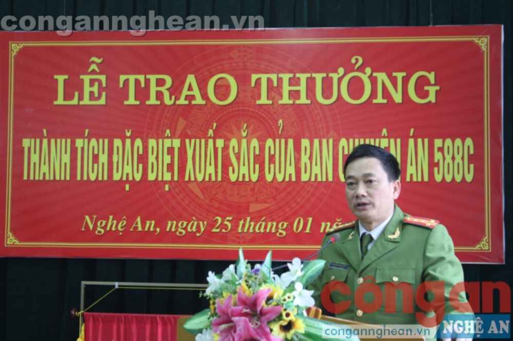 Đồng chí Đại tá Nguyễn Mạnh Hùng, Phó Giám đốc Công an Nghệ An tóm tắt quá trình phá án