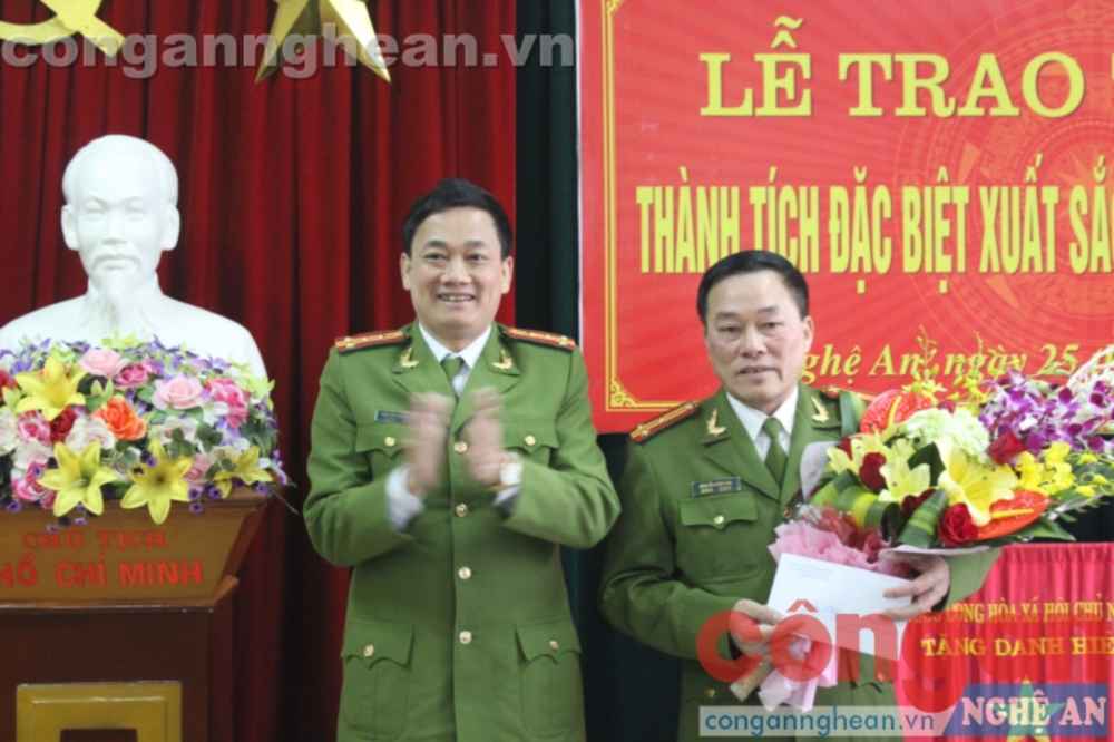 Đồng chí Đại tá Nguyễn Mạnh Hùng, Phó Giám đốc Công an Nghệ An trao thưởng cho Ban chuyên án