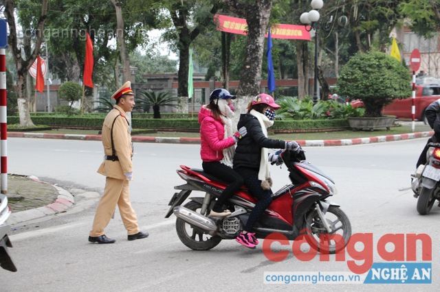 Sau khi được hướng dẫn, người tham gia giao thông quay xe, đi đúng tuyến quy định