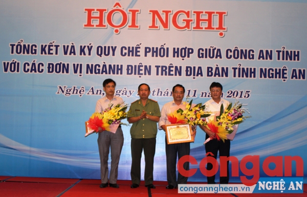  Các tập thể, cá nhân được khen thưởng vì có thành tích trong công tác phối hợp đảm bảo an toàn ngành điện