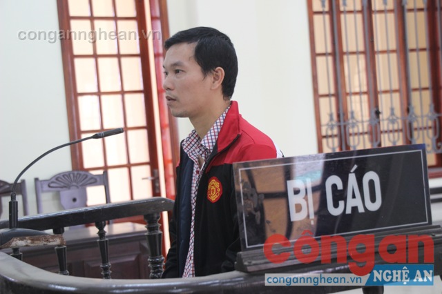 Bị cáo Trần Lê Đức trước vành móng ngựa