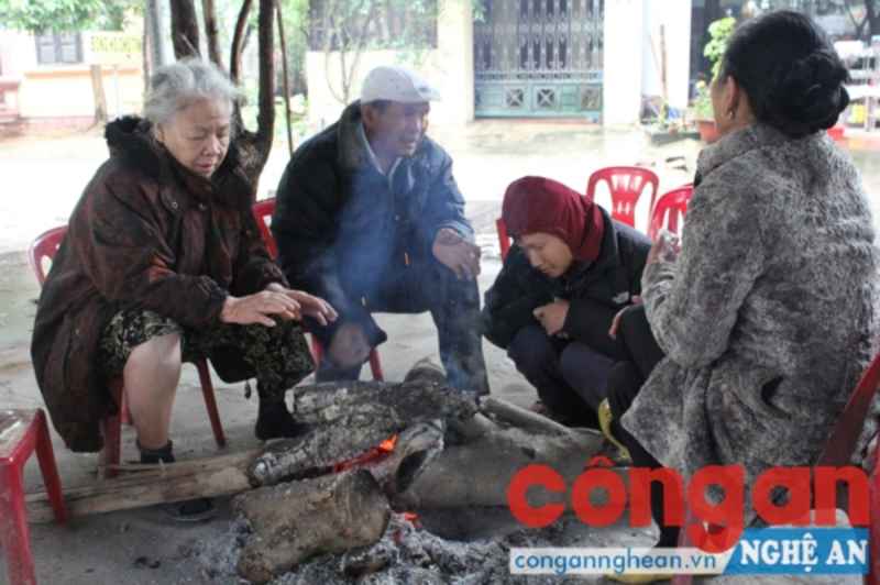Người già đốt lửa để sưởi ấm