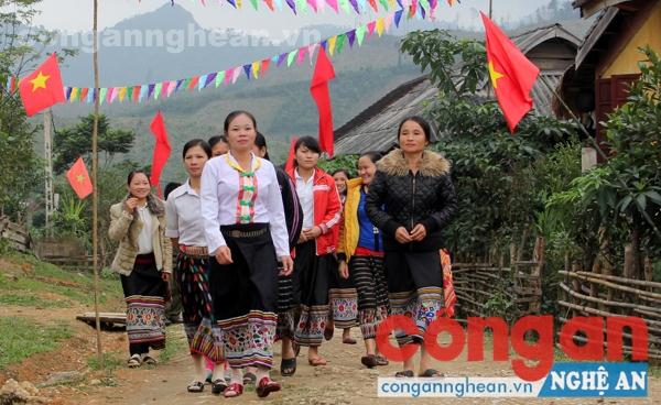 Đồng bào tái định cư đến hội trường bản Piêng Cu 1 để vui Tết, đón xuân sớm