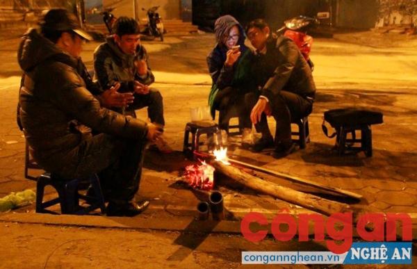 Người dân đốt lửa trên phố để sưởi ấm