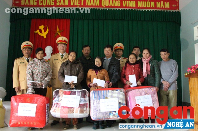 Cán bộ, chiến sĩ Phòng Cảnh sát đường thủy trao quà cho các hộ nghèo, những phần quà chia sẻ khó khăn, hỗ trợ người dân đón tết vui vẻ, đầm ấm.