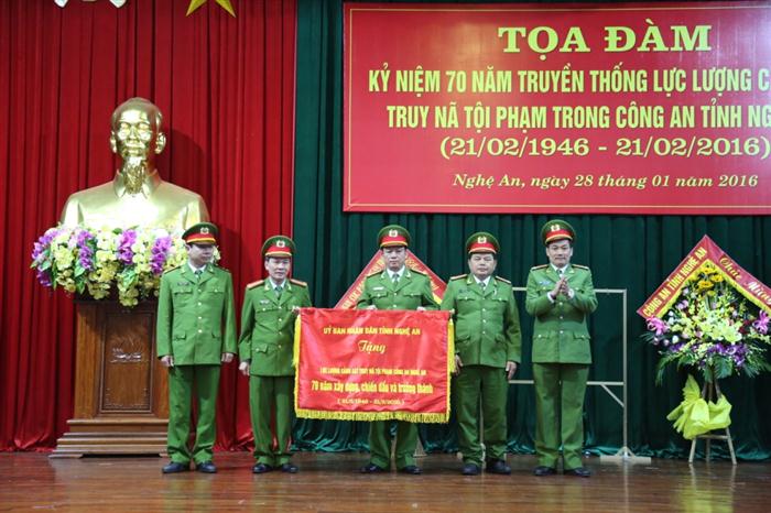 Đồng chí Đại tá Nguyễn Mạnh Hùng - Ủy viên BTV Đảng ủy, Phó Giám đốc, Thủ trưởng Cơ quan CSĐT Công an tỉnh Nghệ An trao bằng khen, giấy khen cho tập thể và các cá nhân