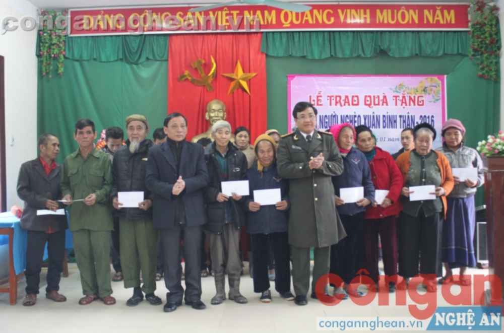 Món quà tuy nhỏ nhưng thể hiện tấm lòng 'lá lành đùm lá rách' của CBCS Công an Nghệ An đối với đồng bào nghèo