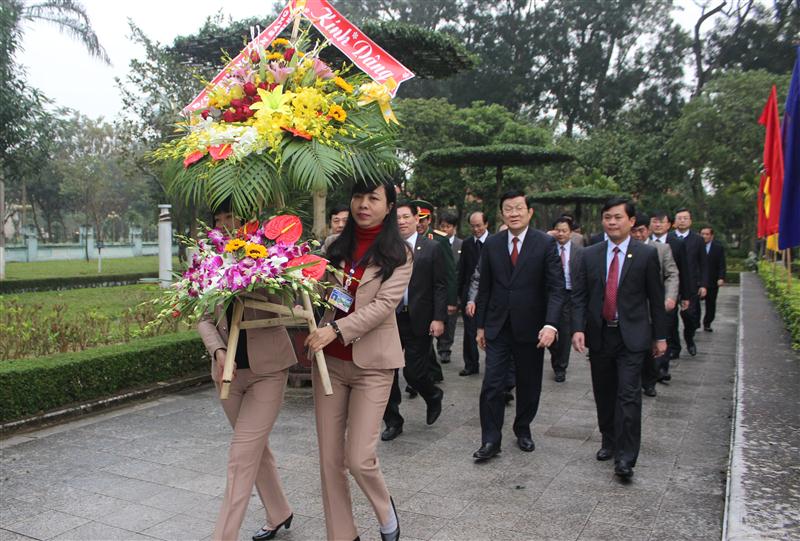 Chủ tịch nước Trương Tấn Sang cùng đoàn đại biểu Đảng, Nhà nước, Lãnh đạo tỉnh Nghệ An và Quân Khu 4 dâng hương dâng hoa tại khu di tích Kim Liên.