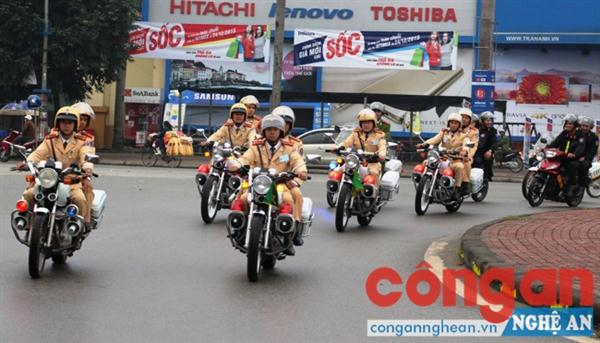 Lực lượng CSGT ra quân xử lý xe buýt, taxi vi phạm trật tự ATGT