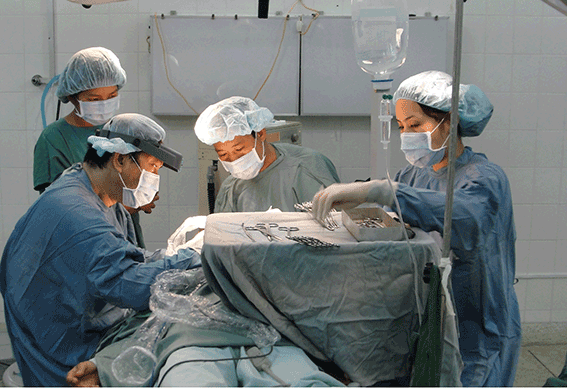 Một ca phẫu thuật chỉnh hình thẩm mỹ tại Bệnh viện Bà Rịa. Ảnh: Minh Thiên