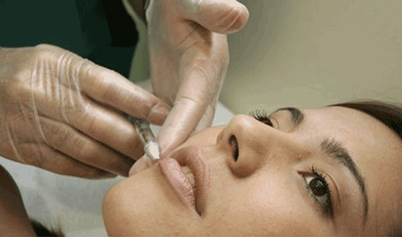 Phun môi là kỹ thuật đi màu mực dưới da môi bằng đầu kim nhỏ. (Ảnh: internet)