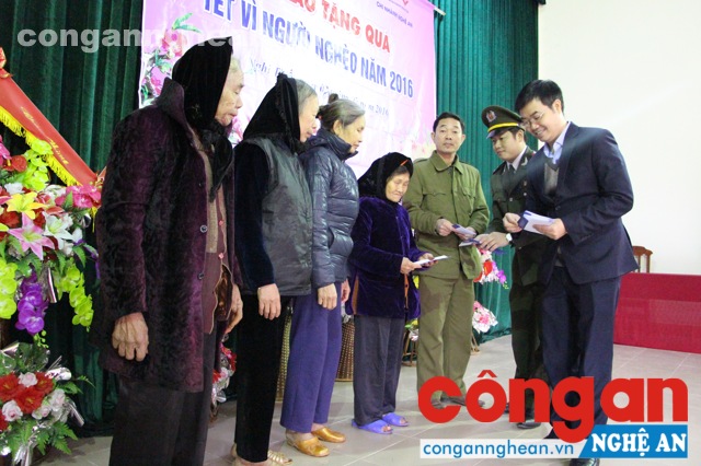 Trao quà cho các hộ nghèo.