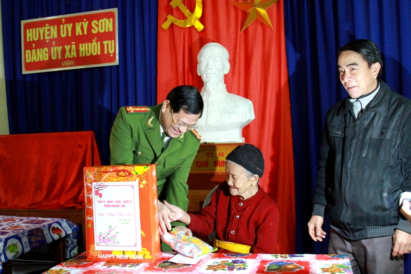 Tại xã Huồi Tụ, đoàn đã tặng quà cho cụ bà Vừ Y Xa (SN 1907), trú tại bản Huồi Đun, là người nhiều tuổi nhất xã Huồi Tụ.